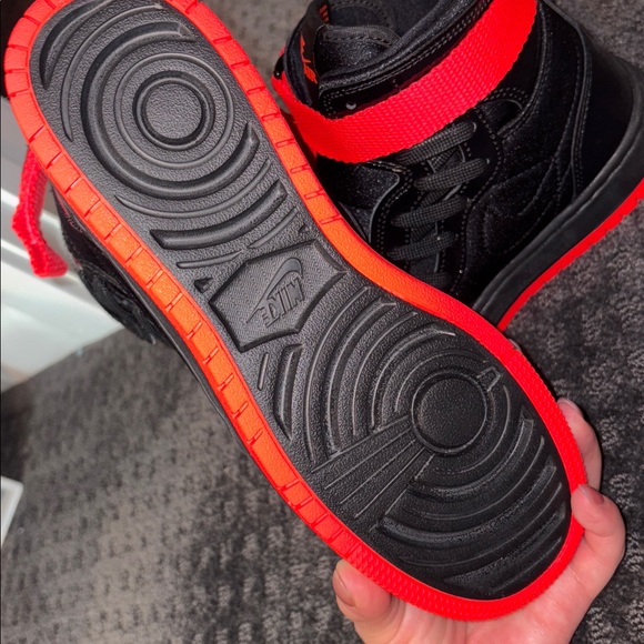 Nike - Jordan High-Top Sneakers in Black and Red - Picture 2 of 3